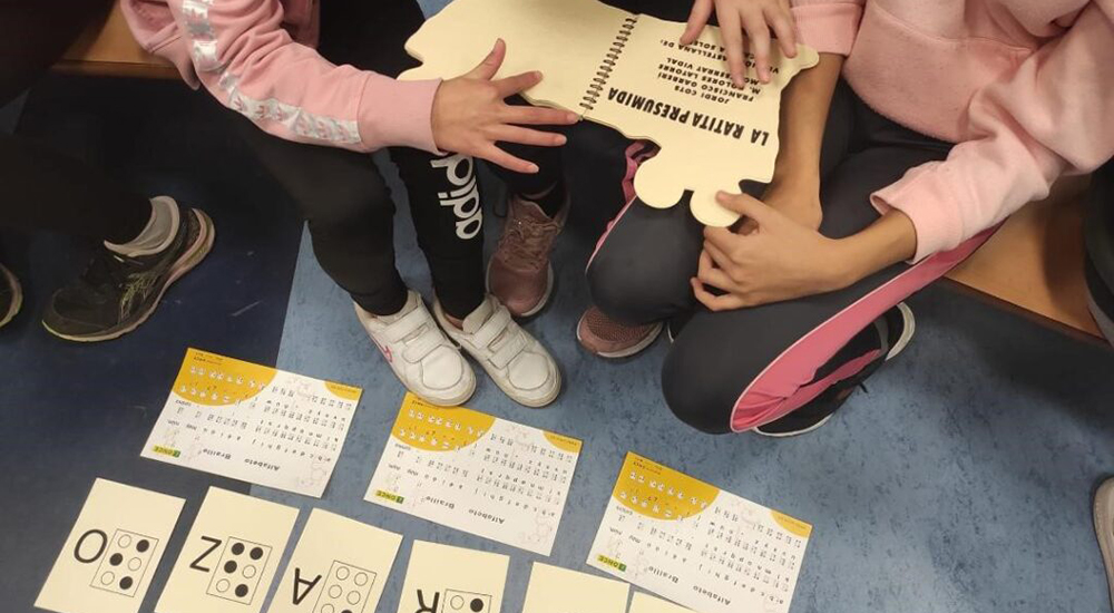 Niños y niñas conociendo el braille