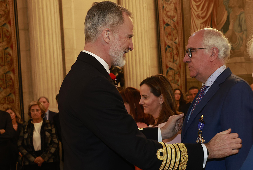 Javier Aguado recibe la Cruz de manos del Rey Felipe VI