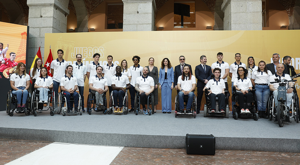 Delegación de deportistas madrileños que participó en la presentación