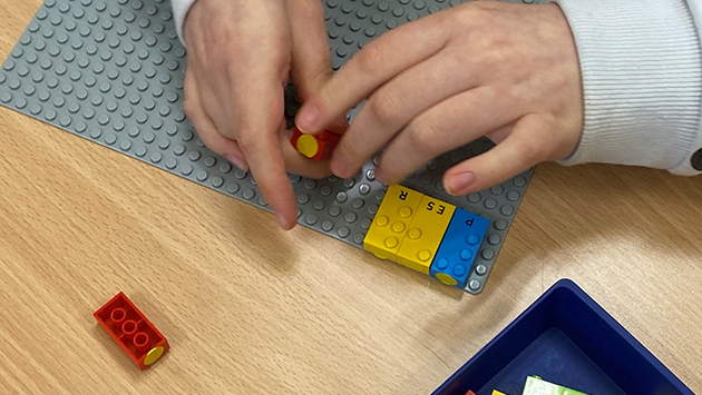 manos_de_un_nino_jugando_con_las_piezas_de_lego_braille.jpg