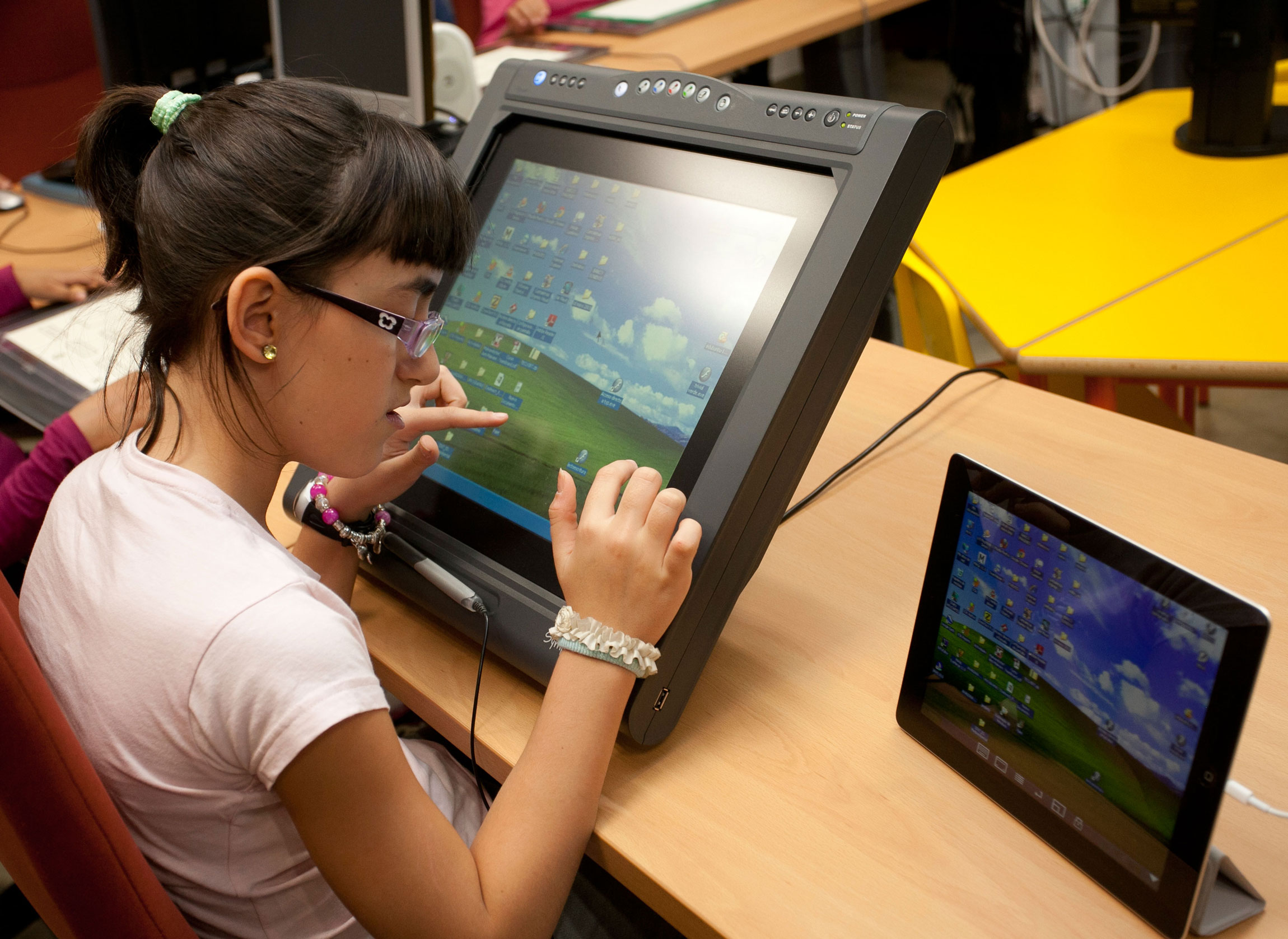 una-alumna-ciega-utilizando-una-tableta-digital-adaptada.jpg