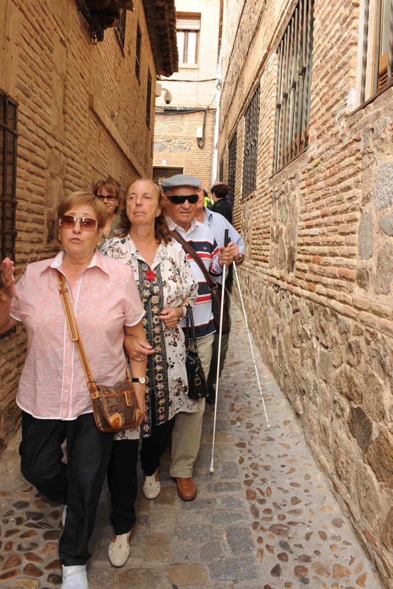 Un grupo de mayores afiliados andando por una de las calles de Toledo