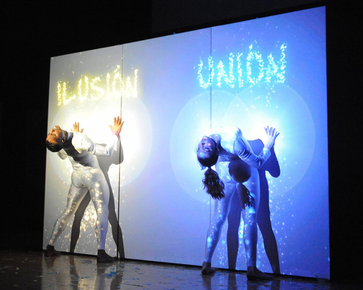 Dos bailarines muestran las palabras Ilusión y Unión durante la presentación de ILUNION