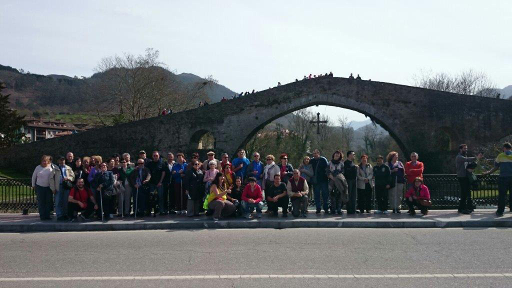 El grupo de participantes delante del puente de Cangas de Onís sobre el río Sella