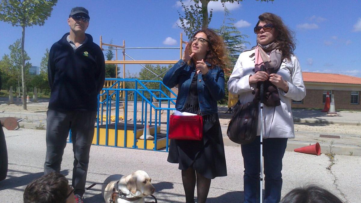 Fátima Peinado se dirige a los asistentes a la exhibición de perros guía en la FOPG