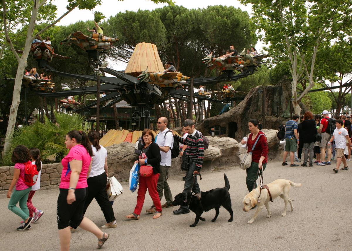 Varios afiliados delante de una de las atracciones del Parque