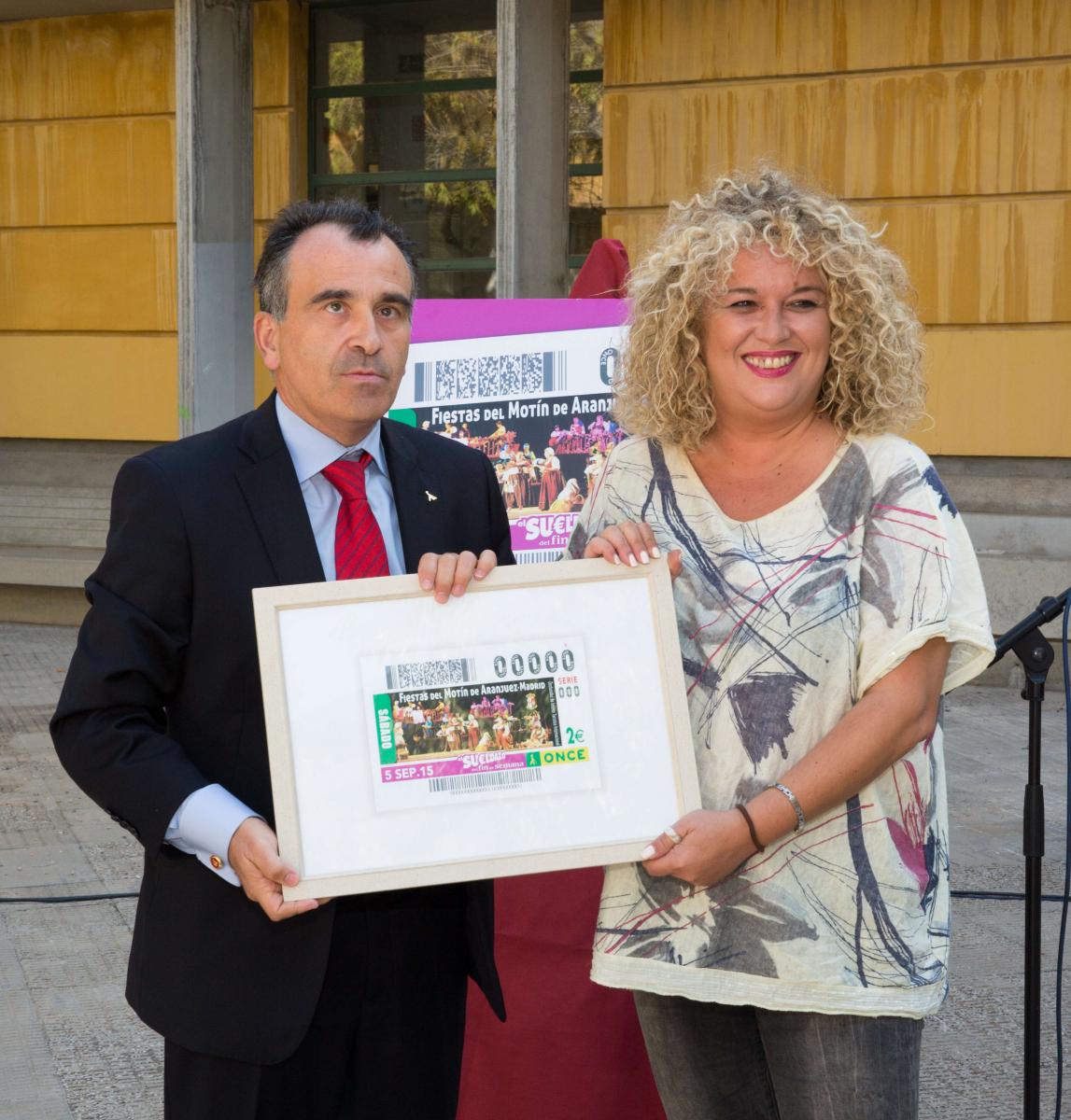 Luis Natalio Royo y la alcaldesa de Aranjuez posan con la reproducción del cupón