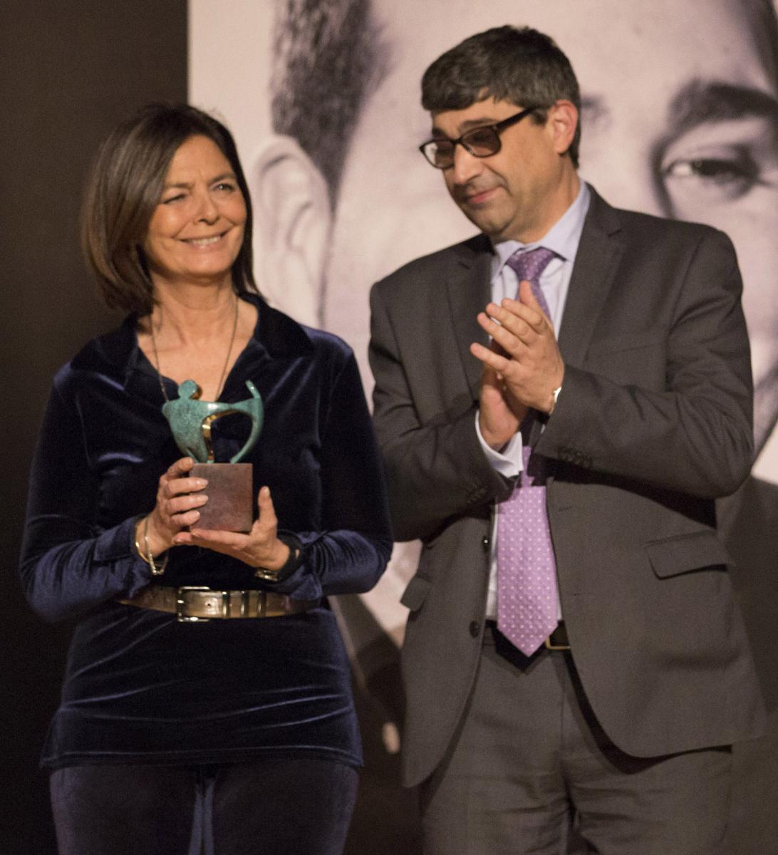 La presidenta de la Asamblea recoge el Premio Solidario