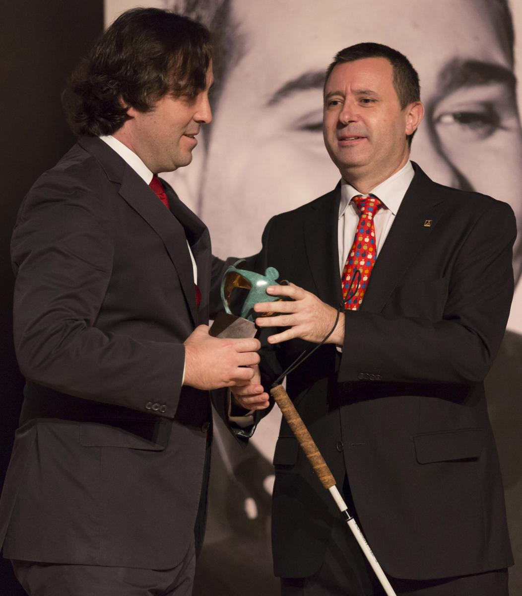 El presidente del Rayo recoge el Premio Solidario