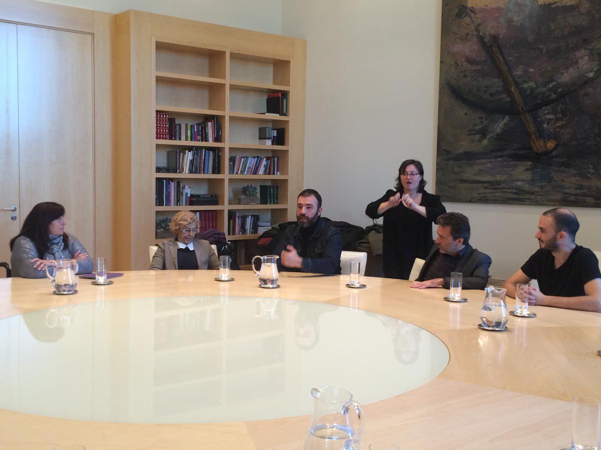 Mesa de reunión con todos los participantes de CERMI Madrid y el Ayuntamiento