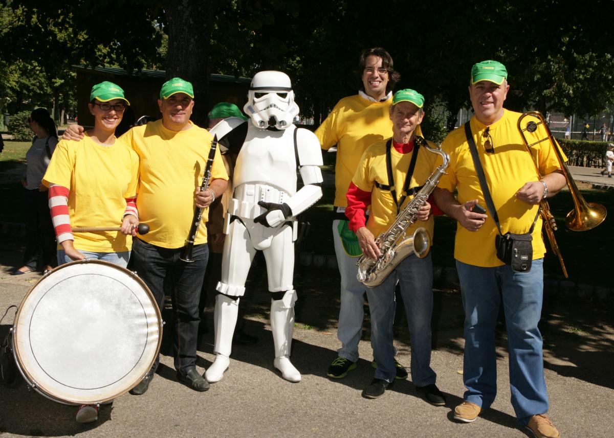 La banda de música junto a uno de los soldados de la galaxia