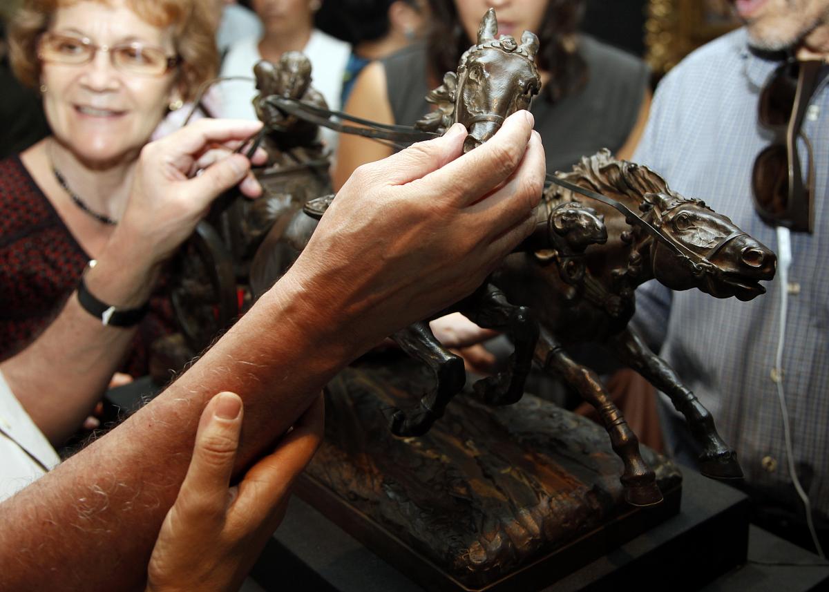 Un afiliado reconoce al tacto una escultura en el Museo Reina Sofía