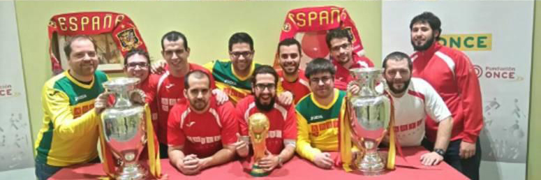 El equipo Fisioterapia junto a las Copas de la Selección Española de Fútbol