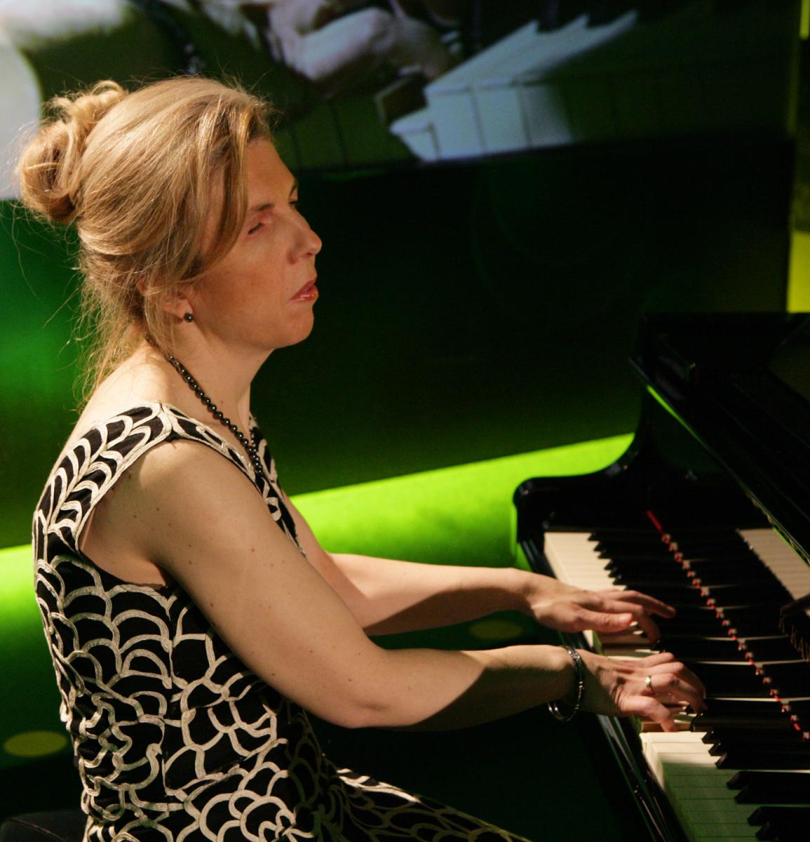 Carolina F. Lourerio tocando el piano