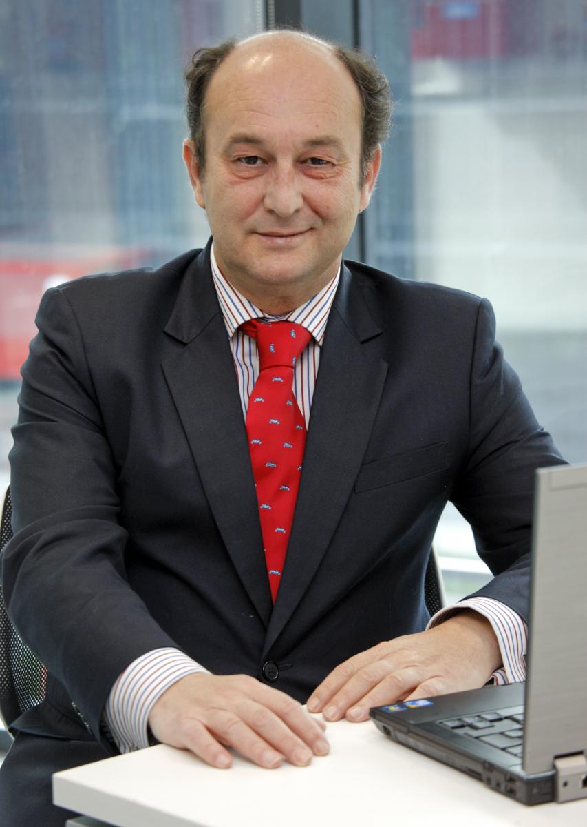 Posado de Santiago Moreno, director general de la Fundación Vodafone