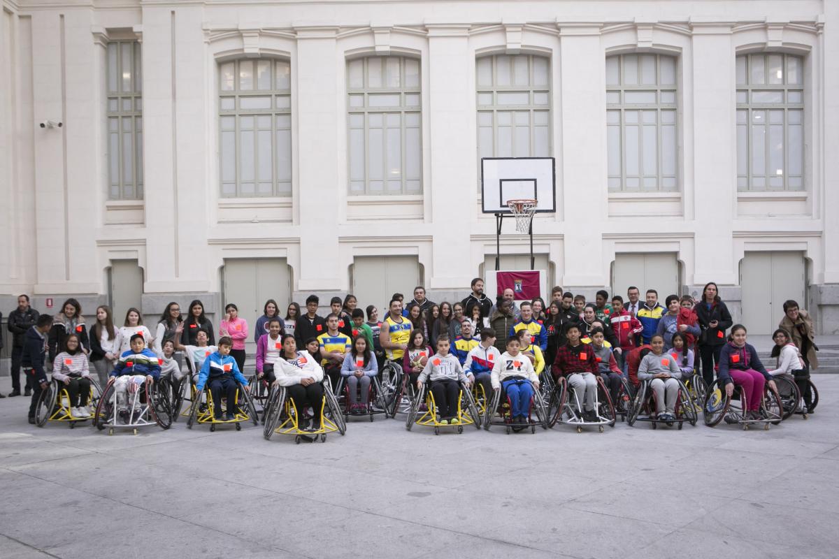 Foto de familia de los participantes en la jornada de sensibilización del deporte adaptado