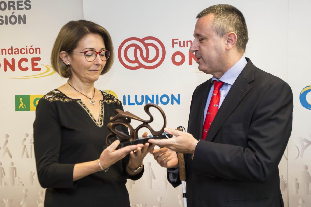 El presidente del Consejo Territorial entrega el premio a Encarna Peláez