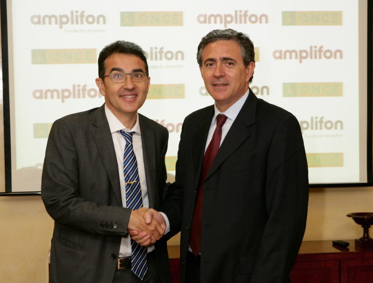 Andrés Ramos y Obdulio Herrera se estrechan la mano tras la firma del convenio