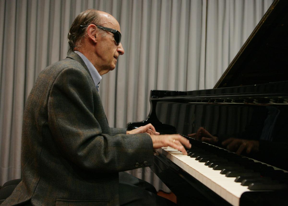Alfredo Arquero tocando el piano