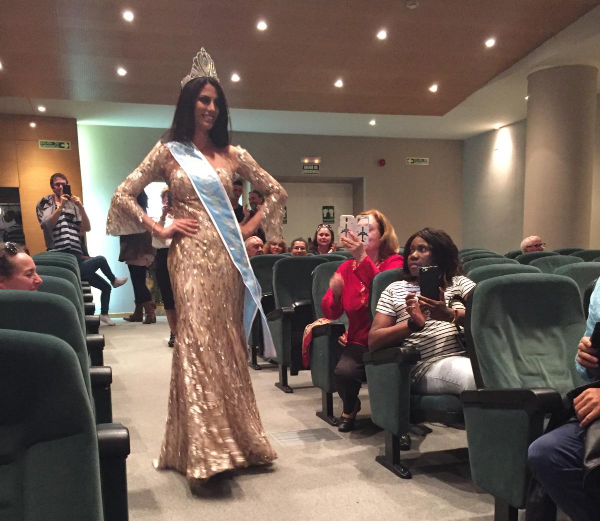 Miss España 2017 desfilando por el salón de actos