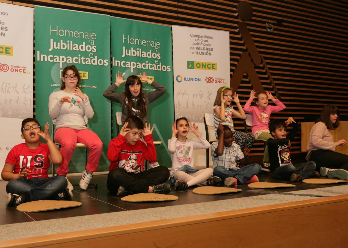 Actuación del grupo de chavales sordociegos del CRE de Madrid