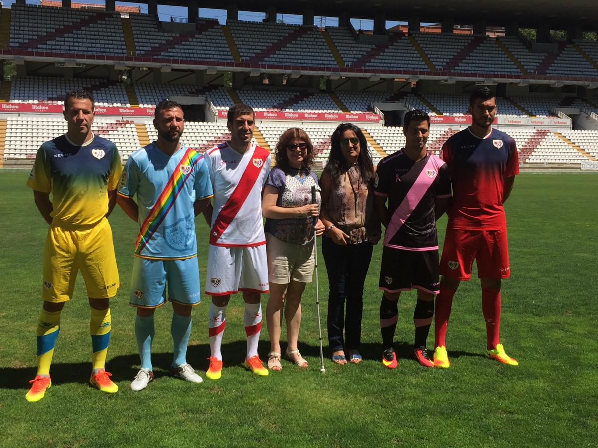 Fátima Peinado posa junto a algunos de los jugadores que visten las camisetas solidarias