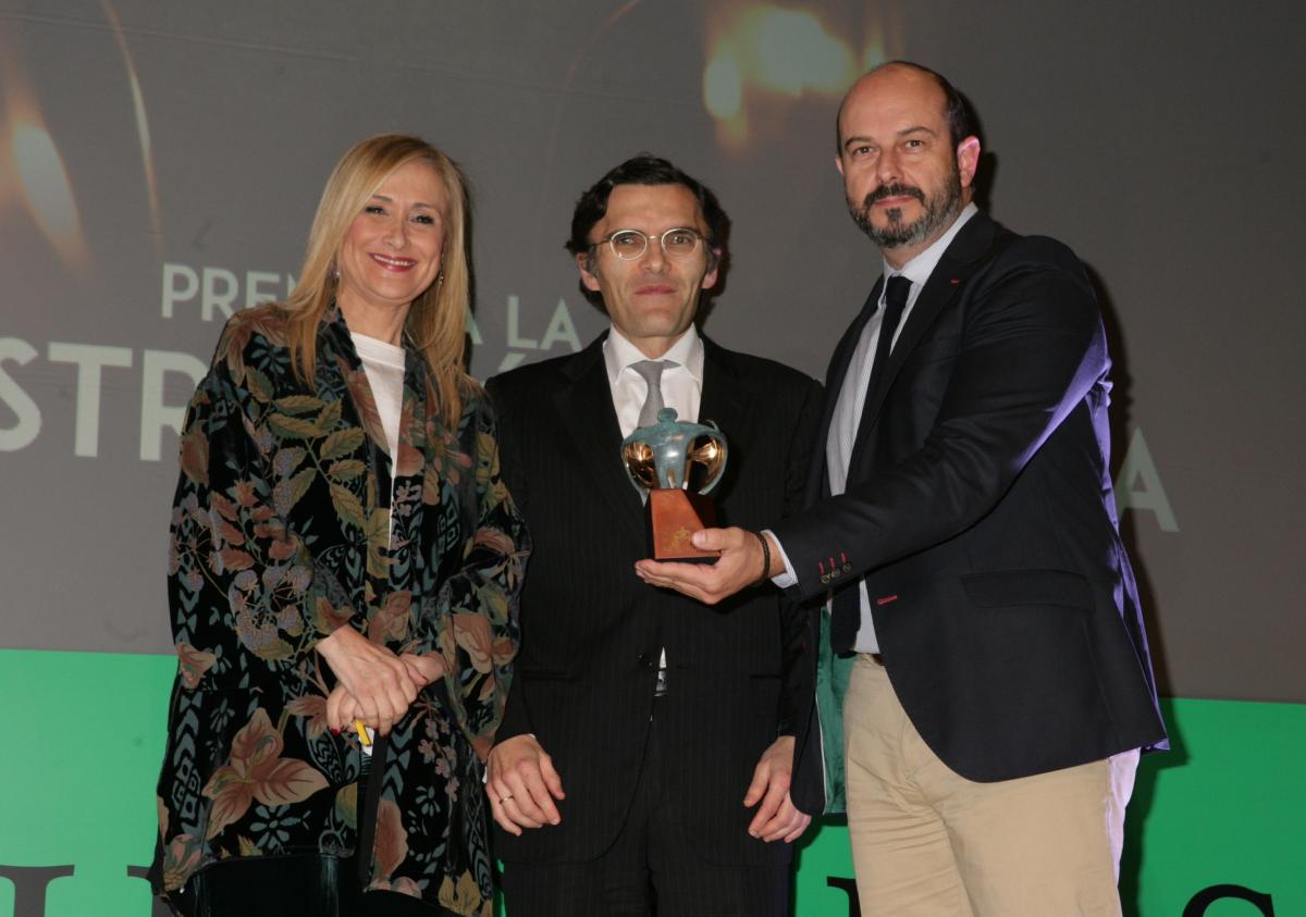 Cristina Cifuentes y Alberto Durán entregan el Premio Solidario a la Consejería de Transportes