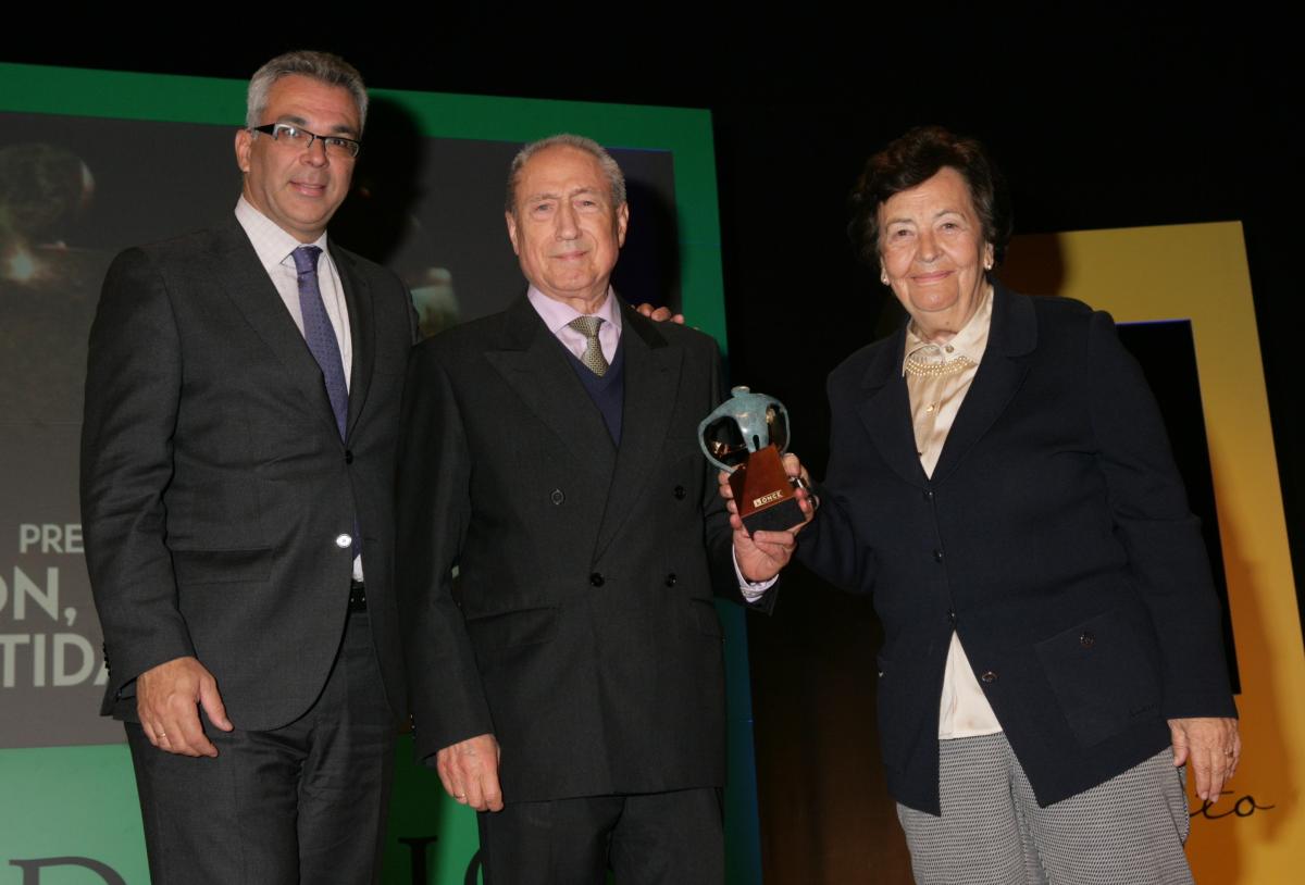 El consejero Carlos Izquierdo entrega el Premio Solidarios a la Fundación Juan XXIII