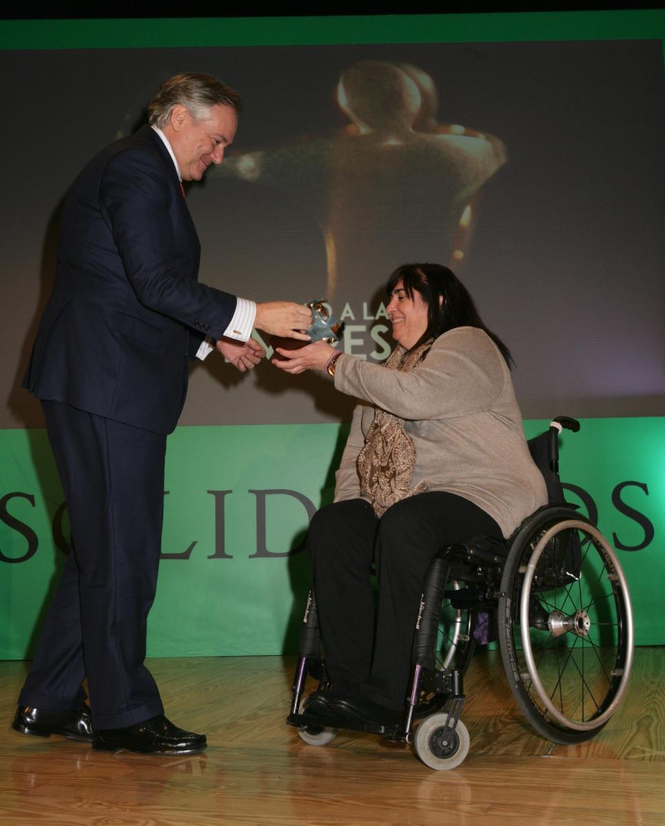Mayte Gallego entrega el Premios Solidario a Movistar