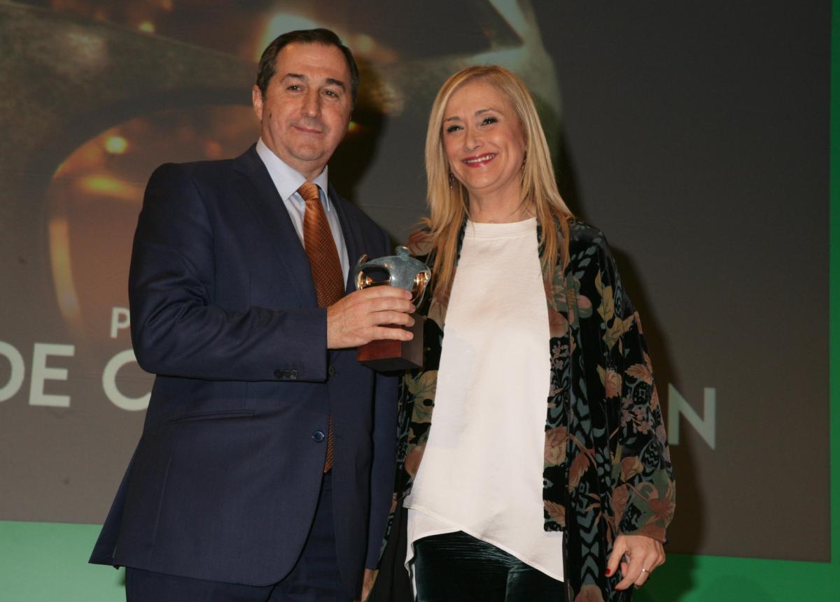 La presidenta Cristina Cifuentes entrega el Premio Solidario a RTVE