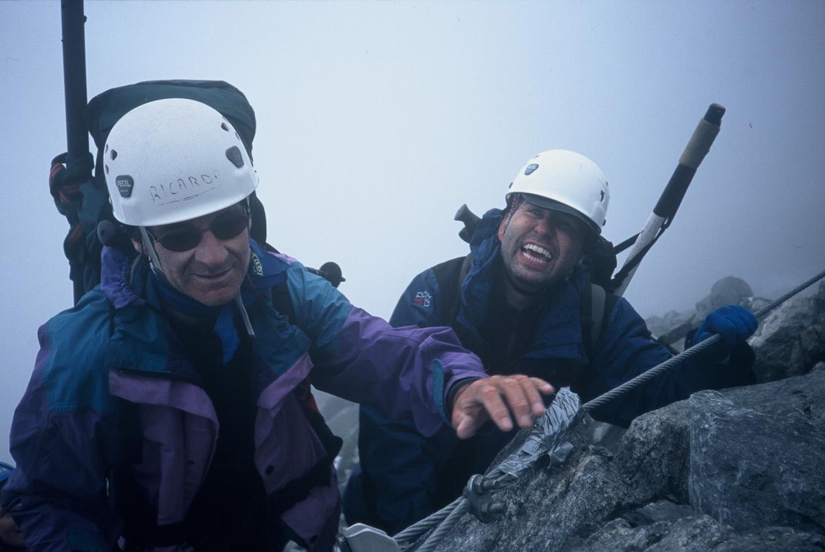 El montañista Sergio Arias junto a uno de los guías en una expedición de montaña