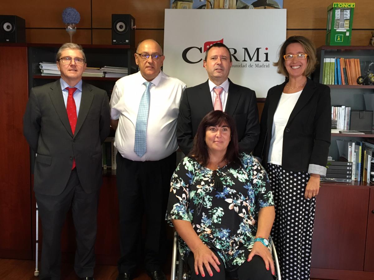 Foto de familia de los implicados en la firma del convenio entre CERMI Madrid y FSIE