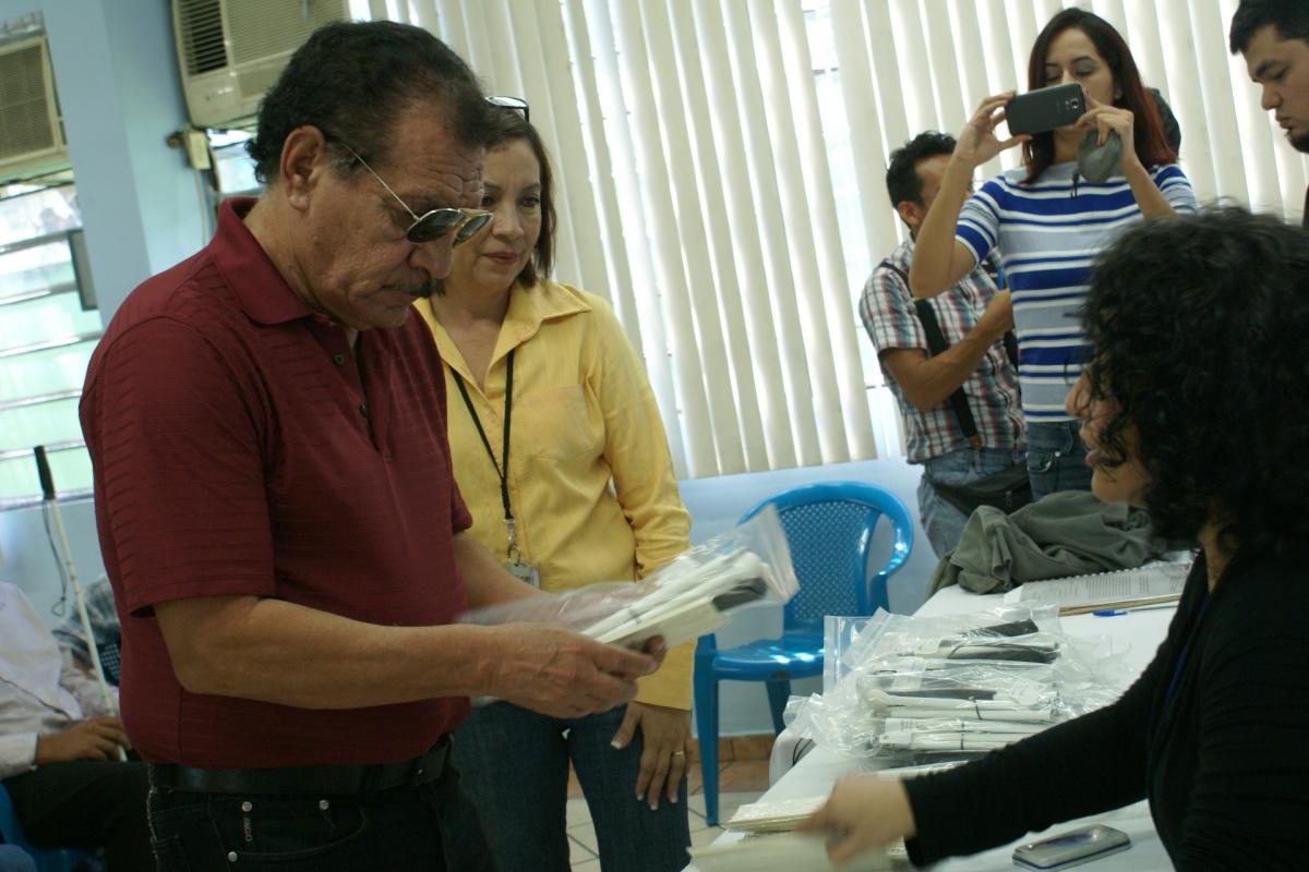 Un hombre ciego recibe un bastón nuevo en El Salvador