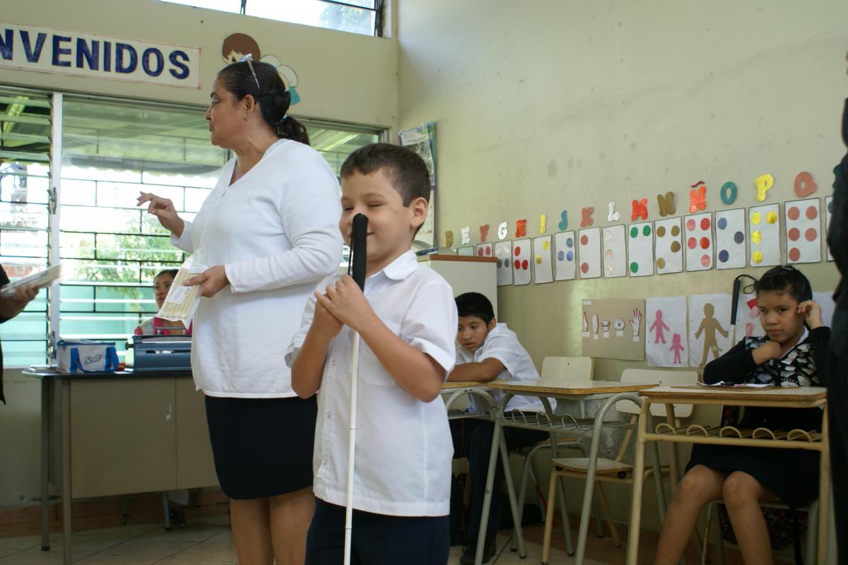 Un niño ciego de El Salvador recibe un bastón nuevo