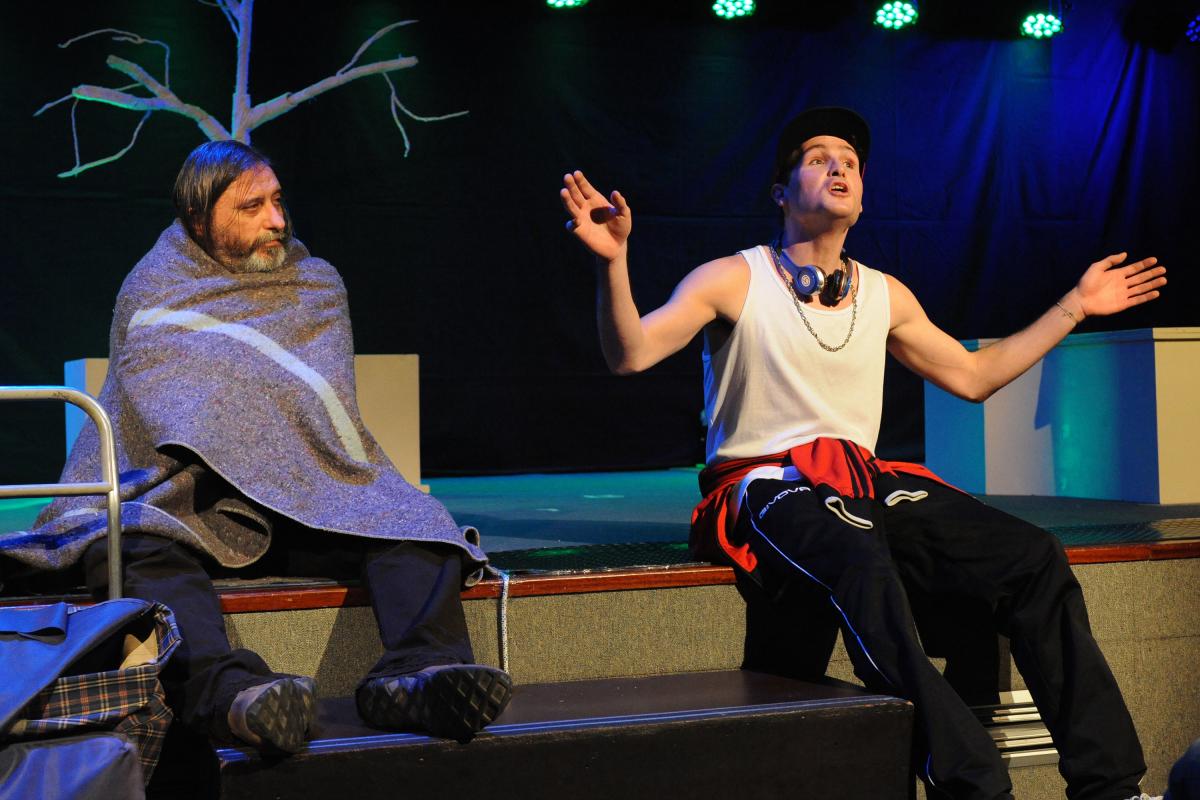 Dos de los actores, Pipu y Eduard, durante un momento de la representación de 'Caricias'