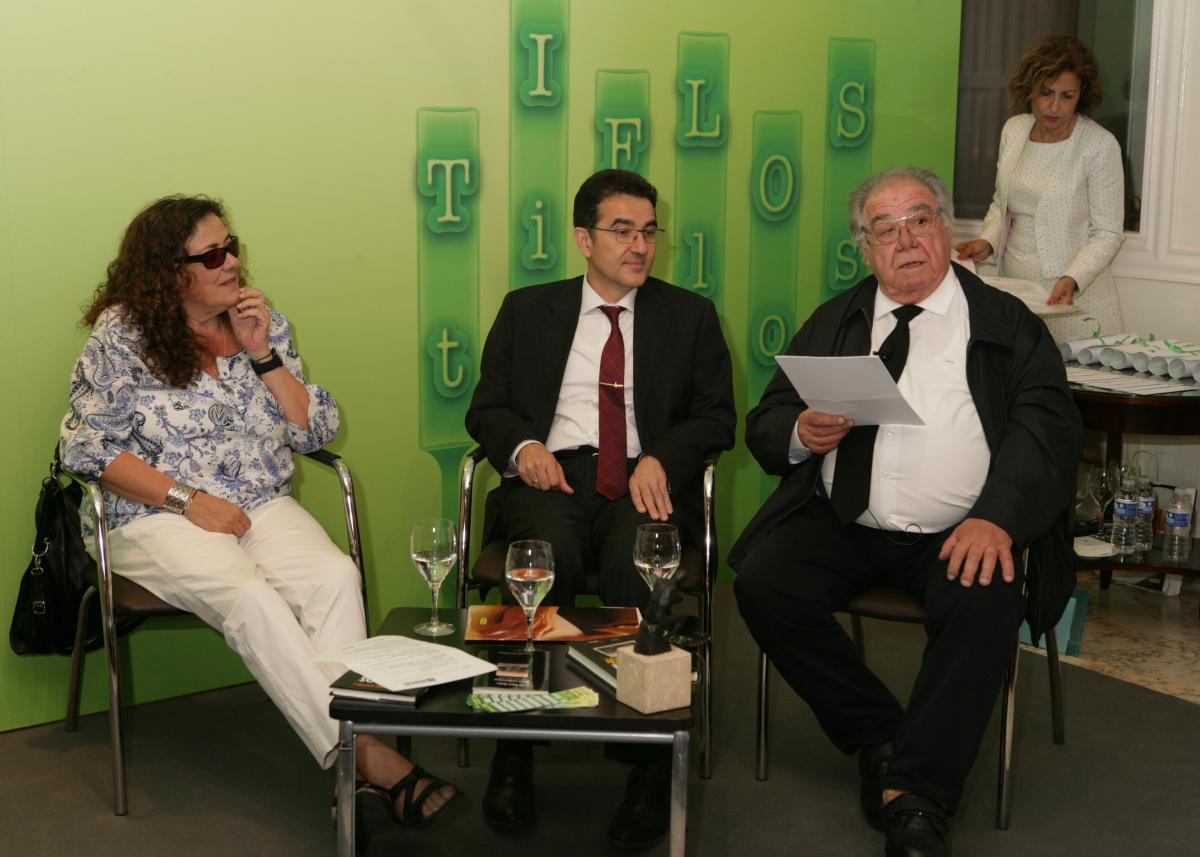 Ángel García junto a Andrés Ramos y Ana Ruiz durante la entrega de los Tiflos