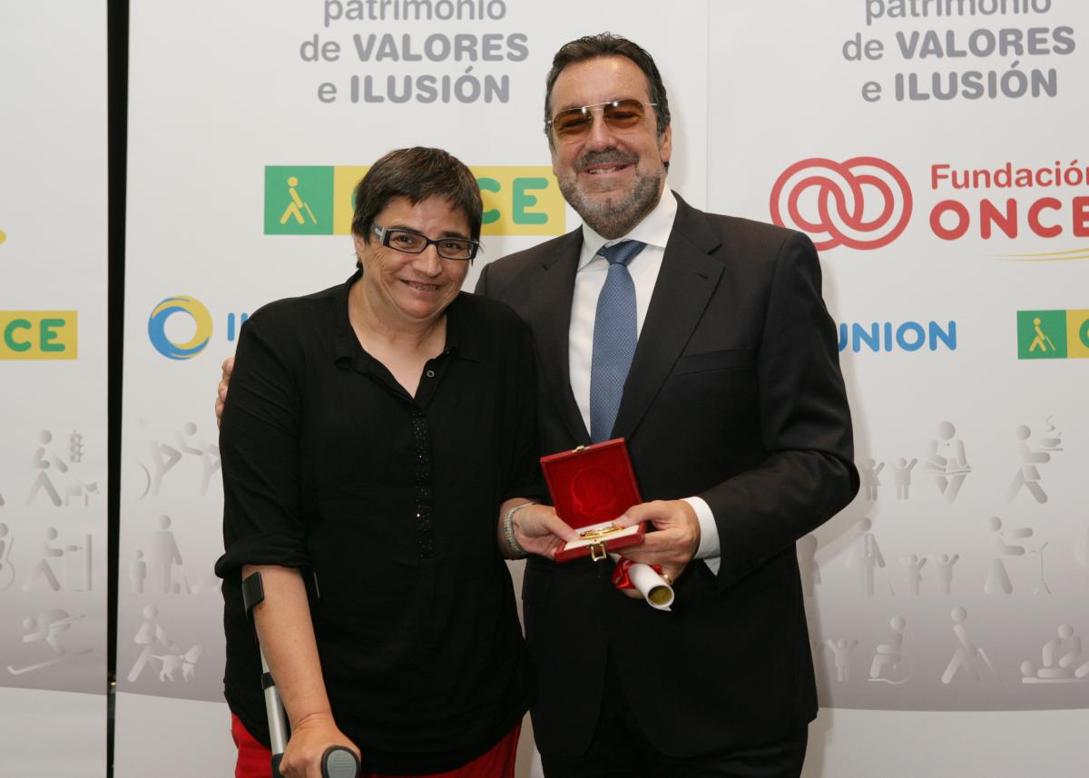 Miguel Carballeda entregando una de las medallas de 35 años