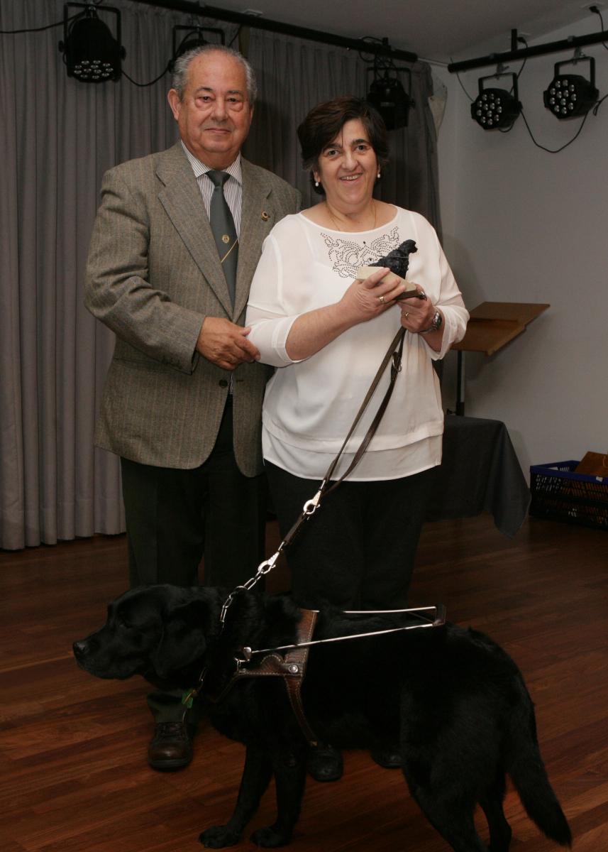 Una afiliada recibe el homenaje a su perro jubilado