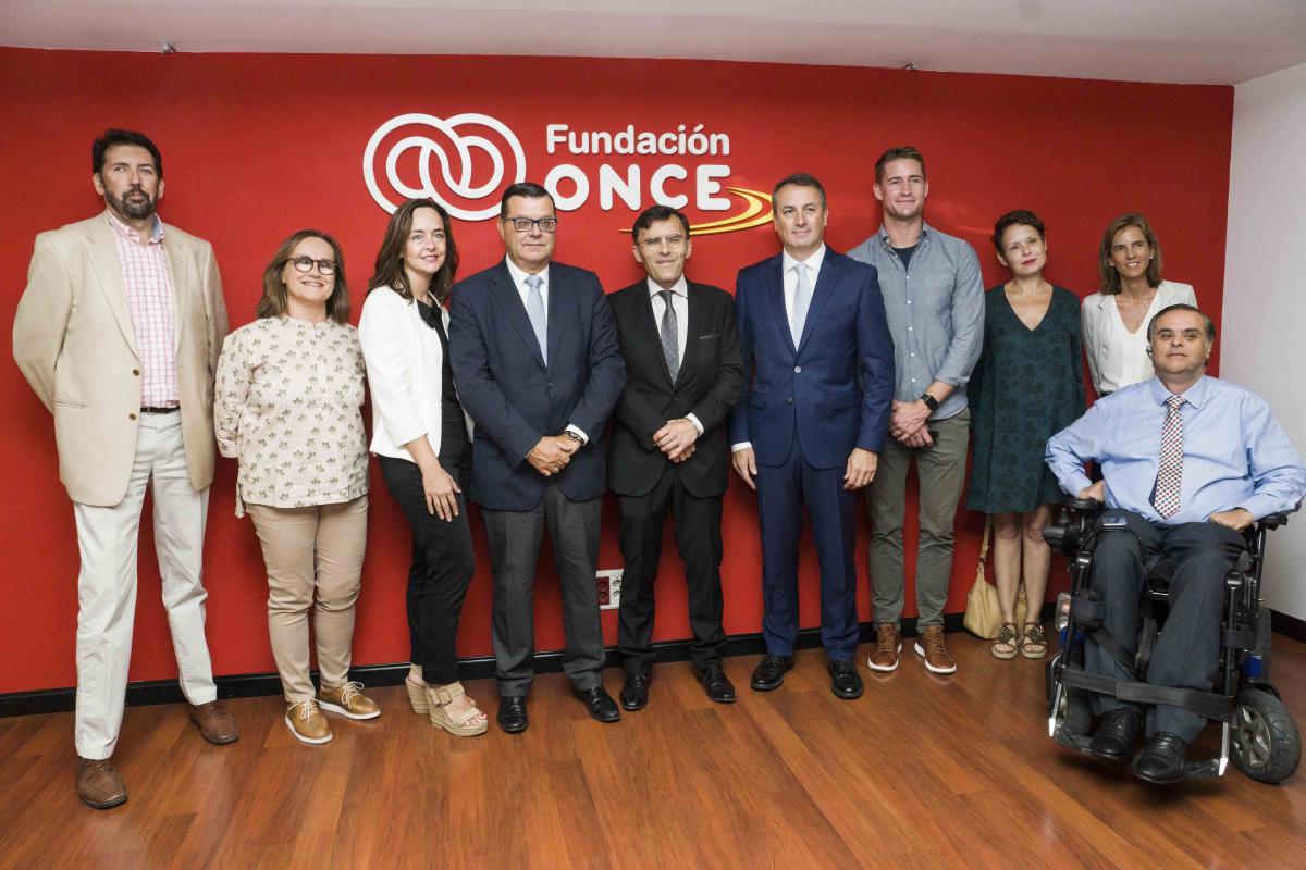 Foto de familia tras la firma del convenio entre Fundación ONCE y BBVA