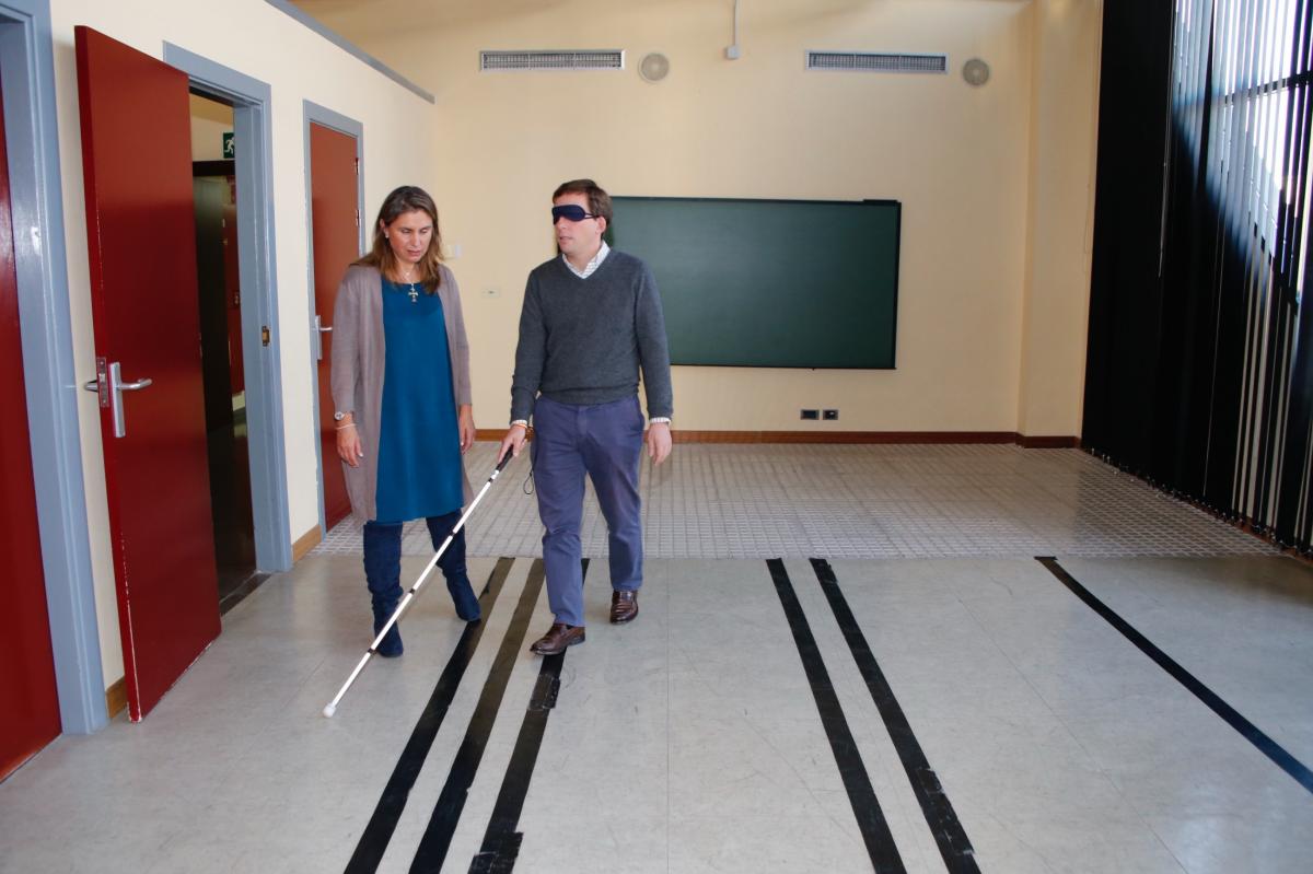 Almeida con el antifaz y el bastón en el aula de movilidad junto a Marina