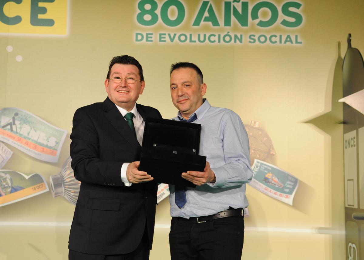 Víctor Manuel recoge el galardón de manos del director general