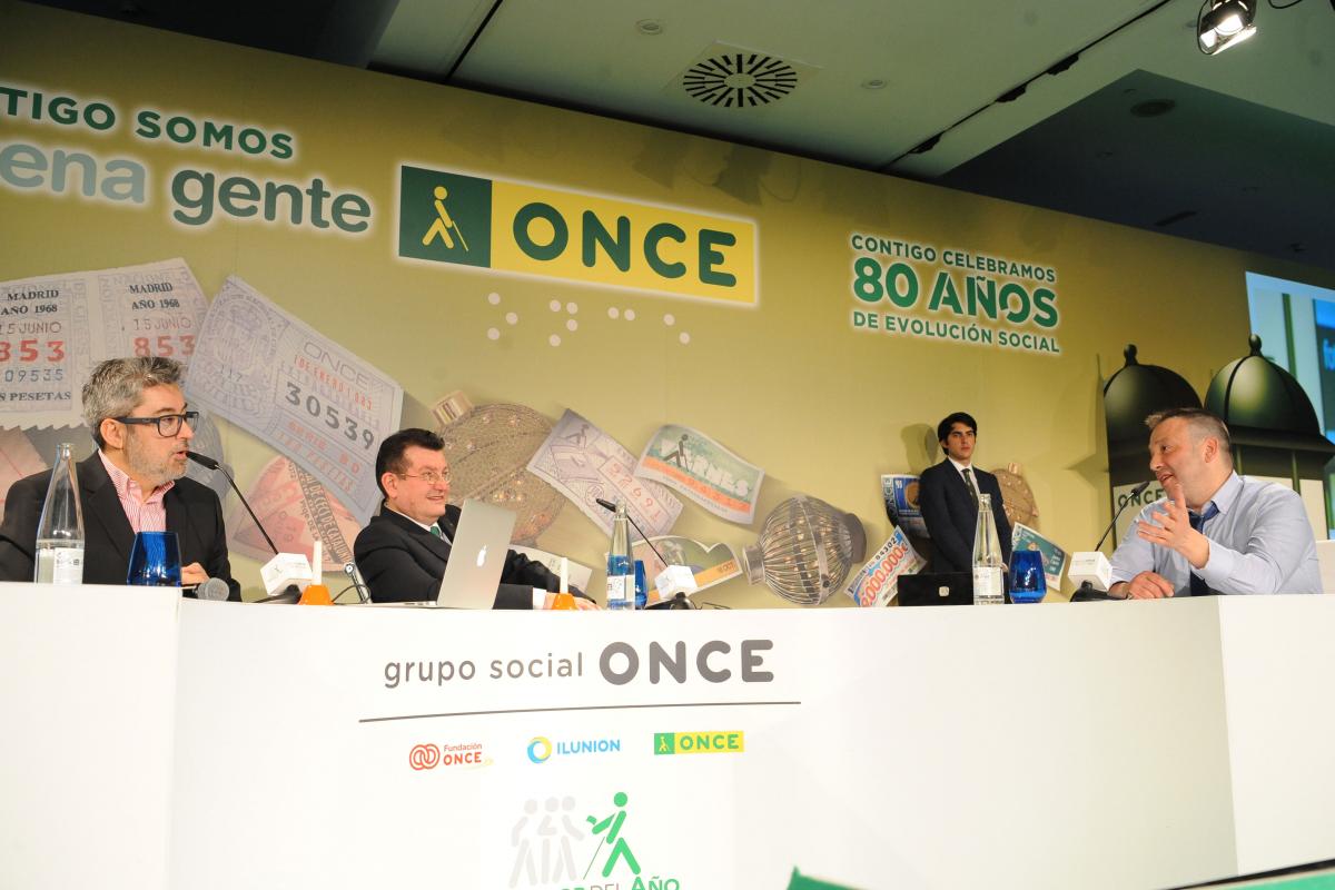 Víctor Manuel en la mesa junto al director general y el presentador Juanma Ortega