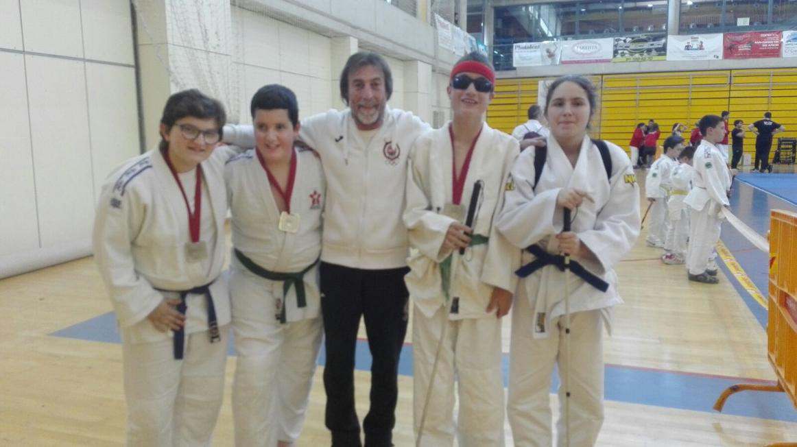 Alumnos participantes en la prueba de Judo junto a su entrenador