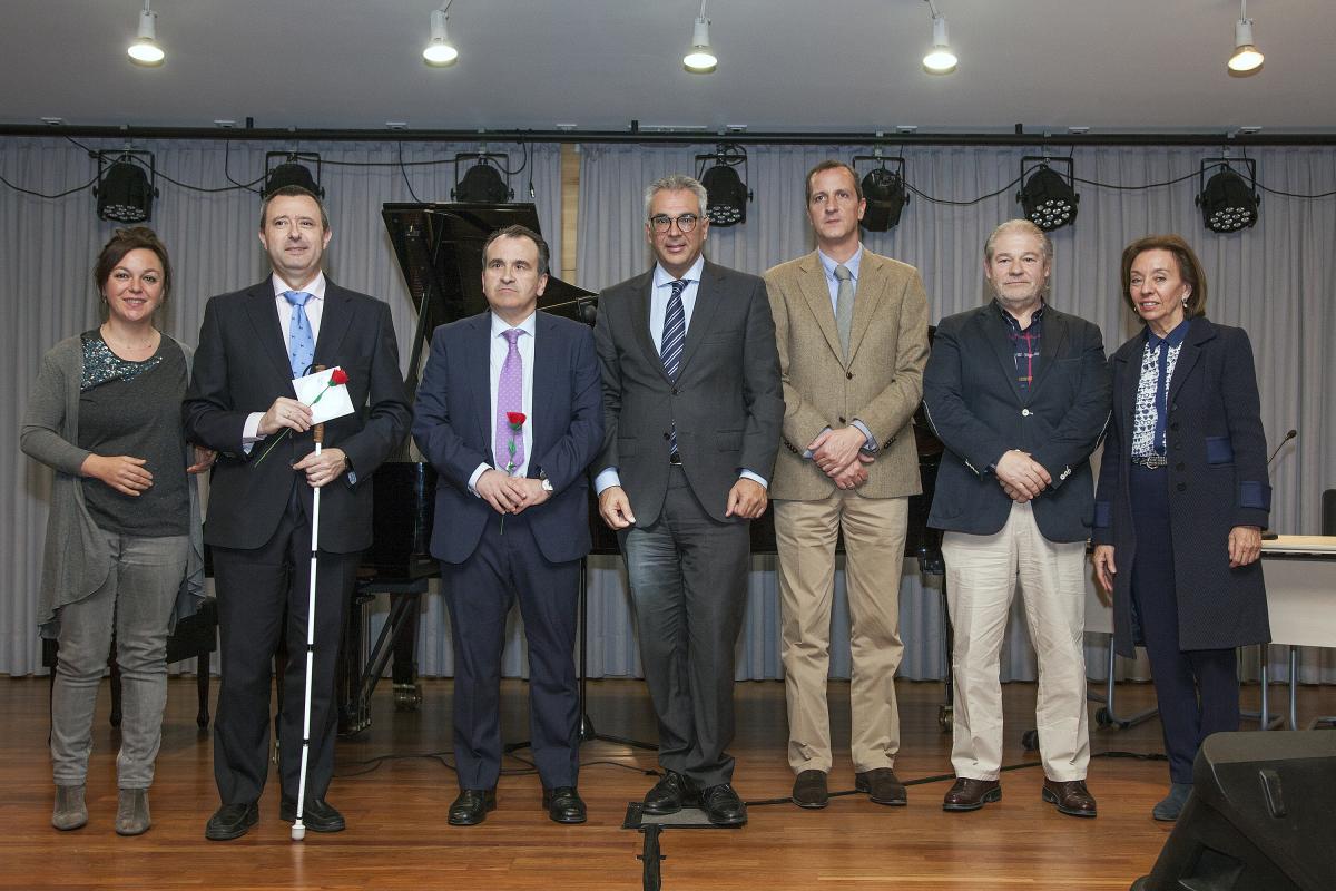 Foto de familia de las autoridades que inauguraron el VI Maratón de Poesía