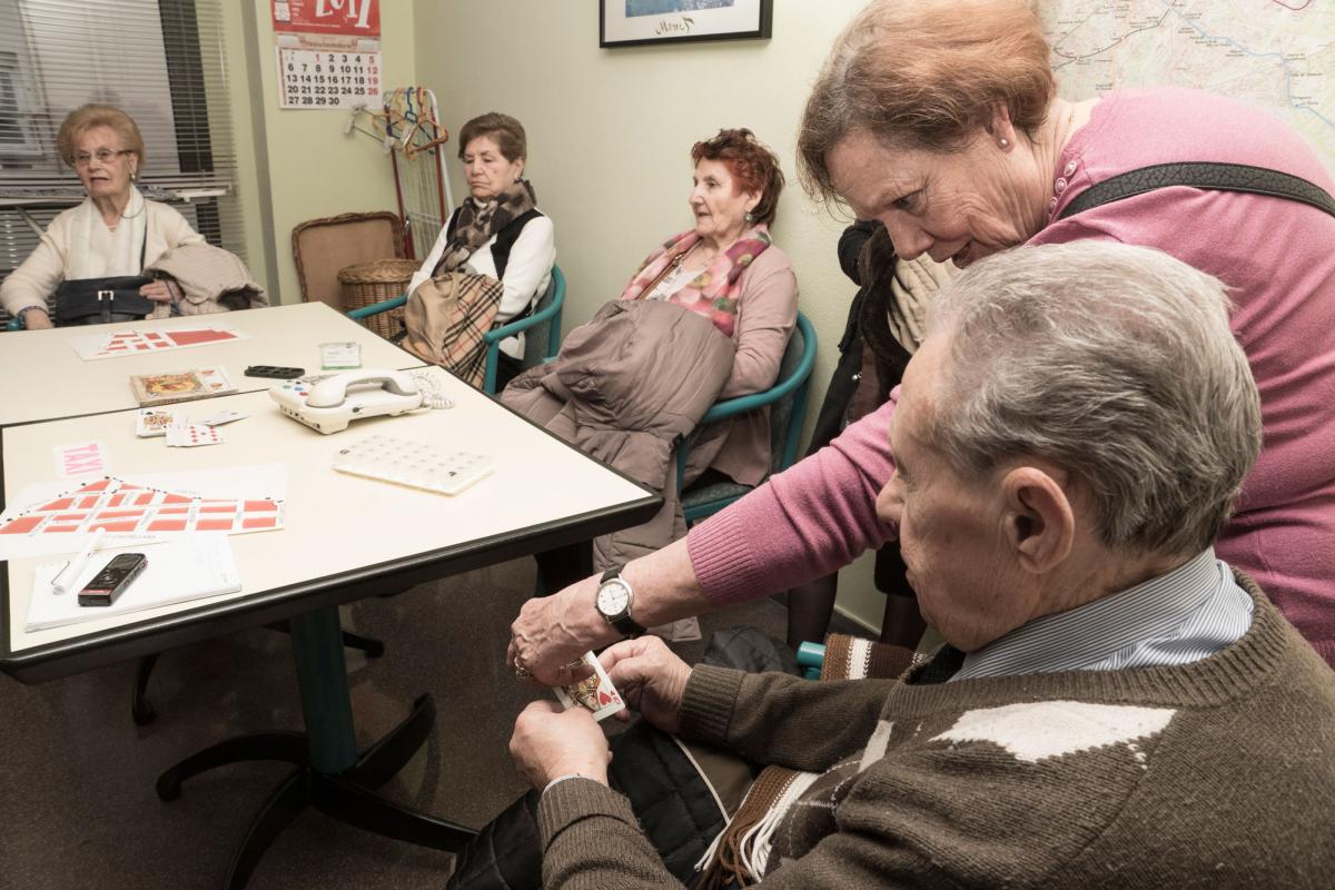 El grupo de mayores conoce algunos recursos de vida diaria para las personas ciegas