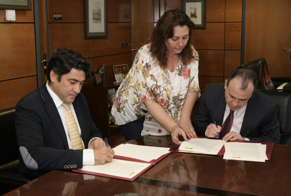 David Pérez y Luis Natalio Royo en el momento de la firma del Protocolo