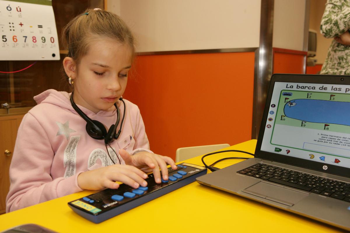 Una alumna ciega practica con Braitico a través del ordenador