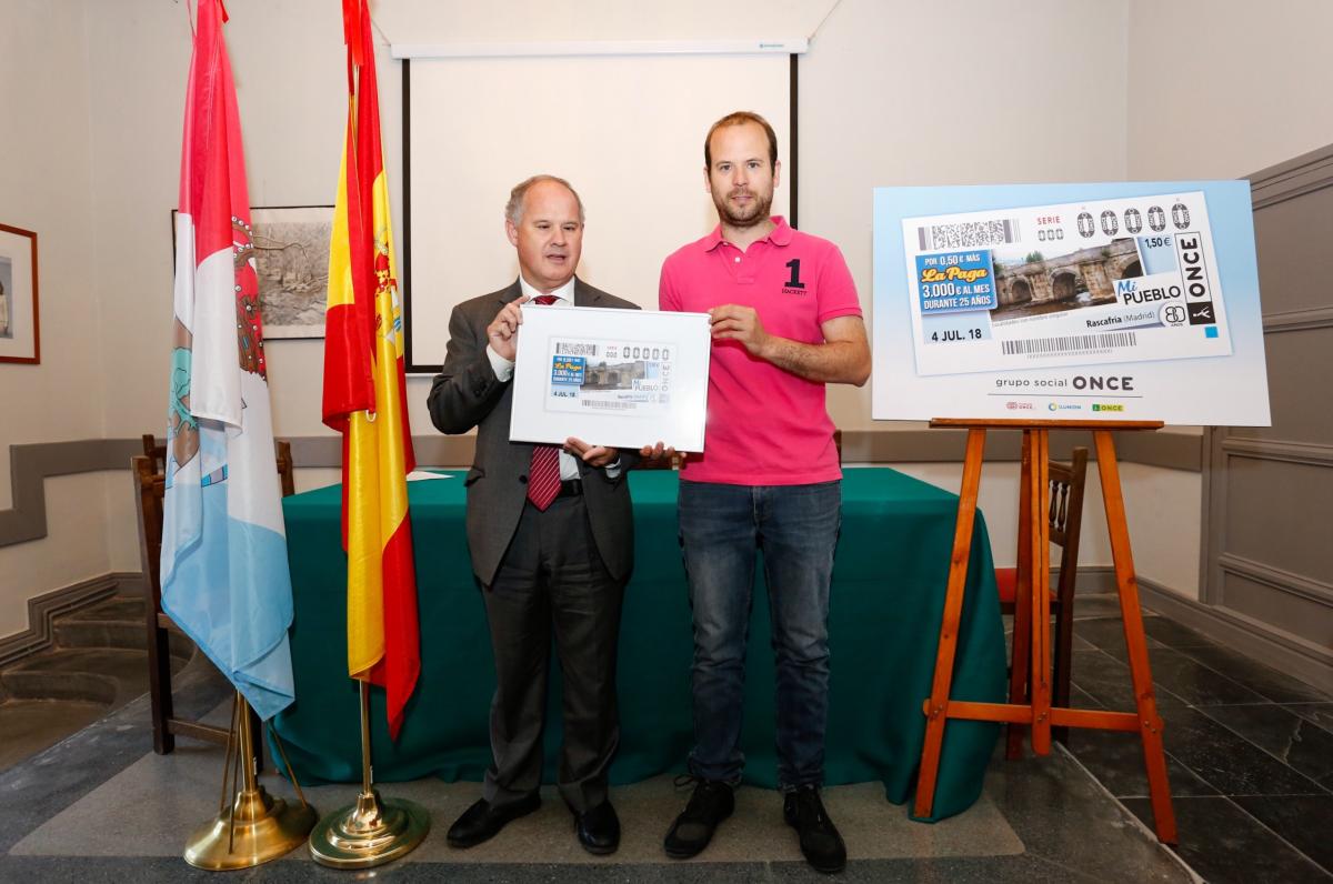 José Molina entrega la réplica del cupón en el Ayuntamiento de Rascafría