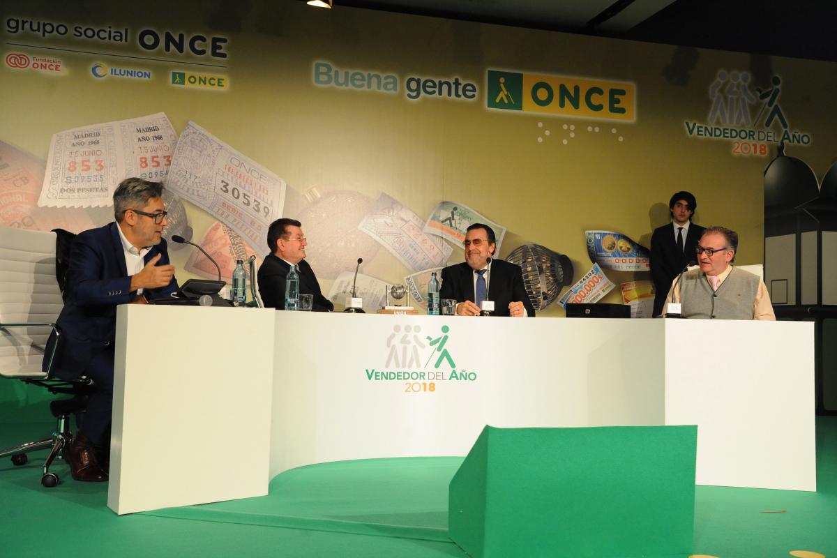 Juanma Ortega, Ángel Sánchez, Miguel Carballeda charlan en la mesa con Francisco Bueno