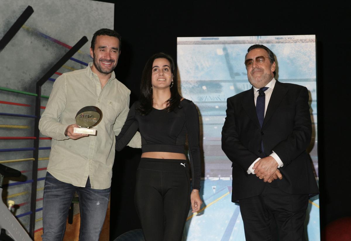 Juanma Castaño recogiendo el galardón a Deportes COPE